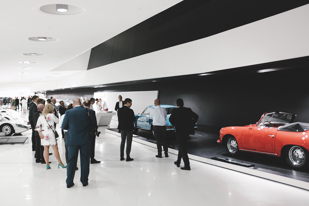 Außergewöhnliches Ambiente, weltberühmte Automobilikonen, Erlebnis pur: exklusive Museumsführung für die Teilnehmer im Porsche Museum in Stuttgart.