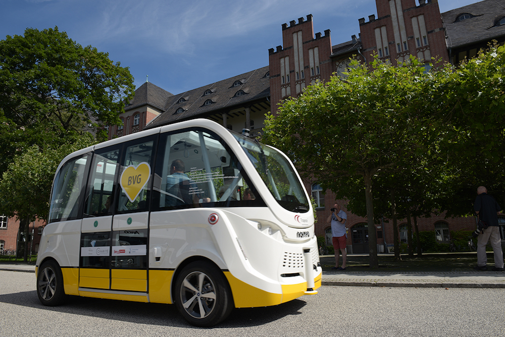 Ab 2018 sollen die ersten elektrisch angetriebenen Kleinbusse testweise an der Charité rollen.