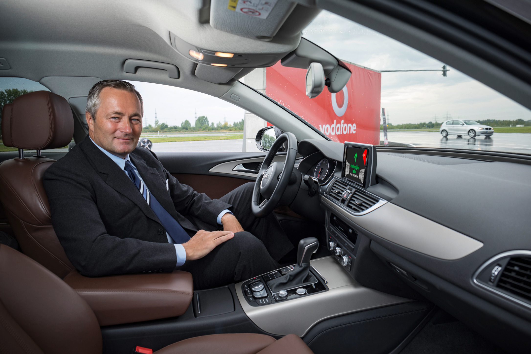 Vodafone Deutschland CEO Hannes Ametsreiter steuert den Verkehr der Zukunft. 
