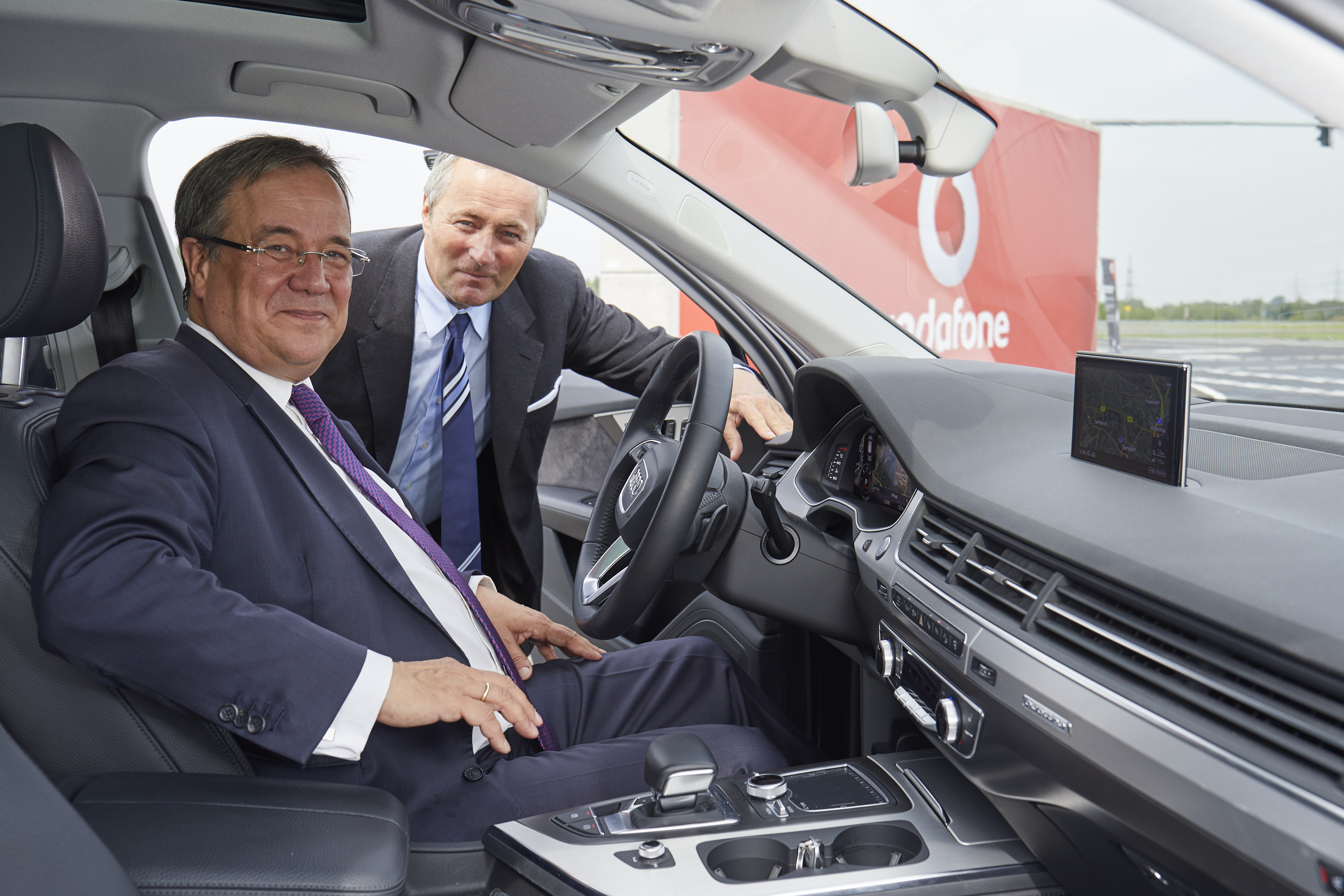 Der Ministerpräsident des Landes NRW Armin Laschet und Vodafone Deutschland CEO Hannes Ametsreiter starten gemeinsam im 5G Mobility Lab den Verkehr der Zukunft. Ametsreiter zeigt Laschet wie Infrastruktur und Innovationen künftig Leben retten können. 