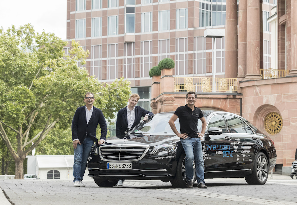Startschuss für die erste Etappe des Intelligent World Drive auf der Internationalen Automobil-Ausstellung (IAA) in Frankfurt. Von September 2017 bis Januar 2018 testet Mercedes-Benz auf Basis einer S-Klasse automatisierte Fahrfunktionen auf allen fünf Kontinenten. (Quelle: Mercedes-Benz)