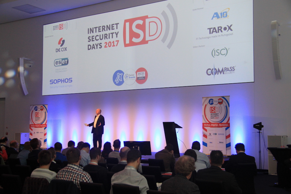 Moderator Jochen Spangenberg bei der Begrüßung zu den Internet Security Days 2017 im Phantasialand Brühl
