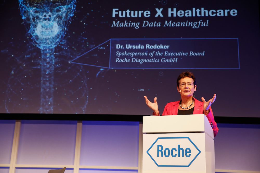 Dr. Ursula Redeker, Sprecherin der Geschäftsführung der Roche Diagnostics GmbH, betont in ihrer Eröffnungsrede wie wichtig es für das Gesundheitswesen von morgen ist, wesentliche Innovationstreiber zusammenzubringen und neue Netzwerke zu fördern. (Quelle: obs/Roche Diagnostics GmbH)